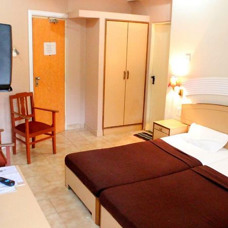 Hotel Amigo Plaza à Colva Extérieur photo