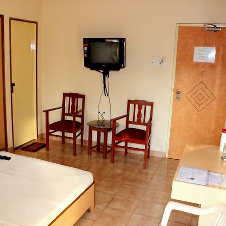 Hotel Amigo Plaza à Colva Extérieur photo