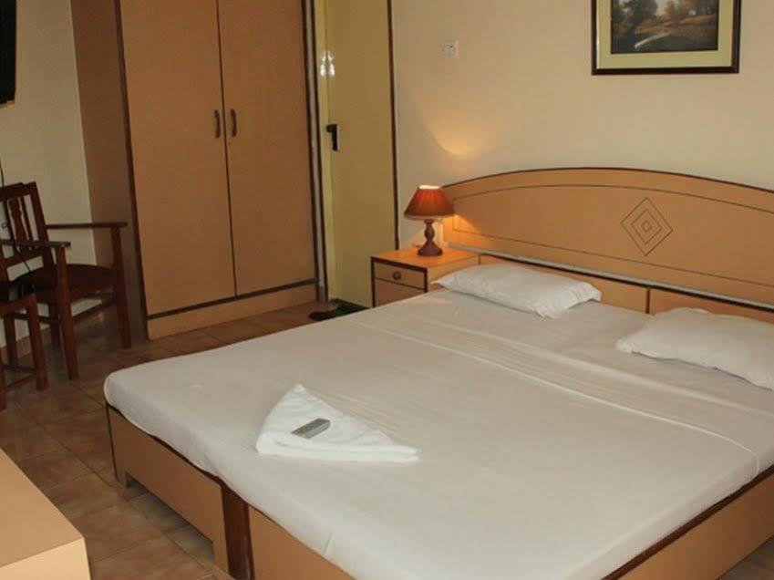 Hotel Amigo Plaza à Colva Extérieur photo