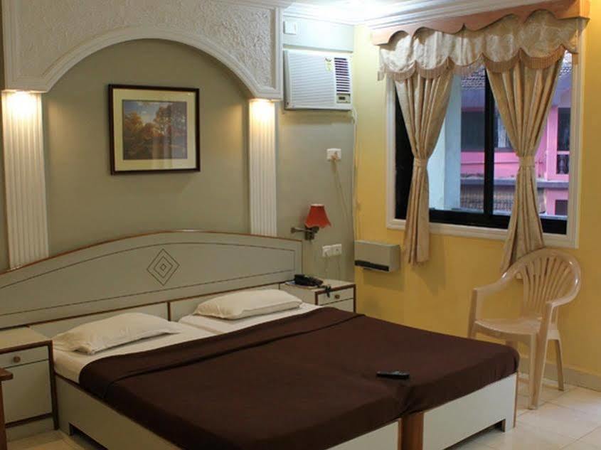 Hotel Amigo Plaza à Colva Extérieur photo