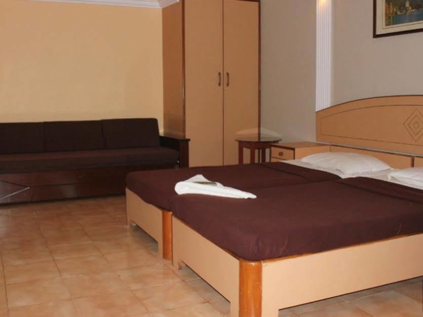 Hotel Amigo Plaza à Colva Extérieur photo