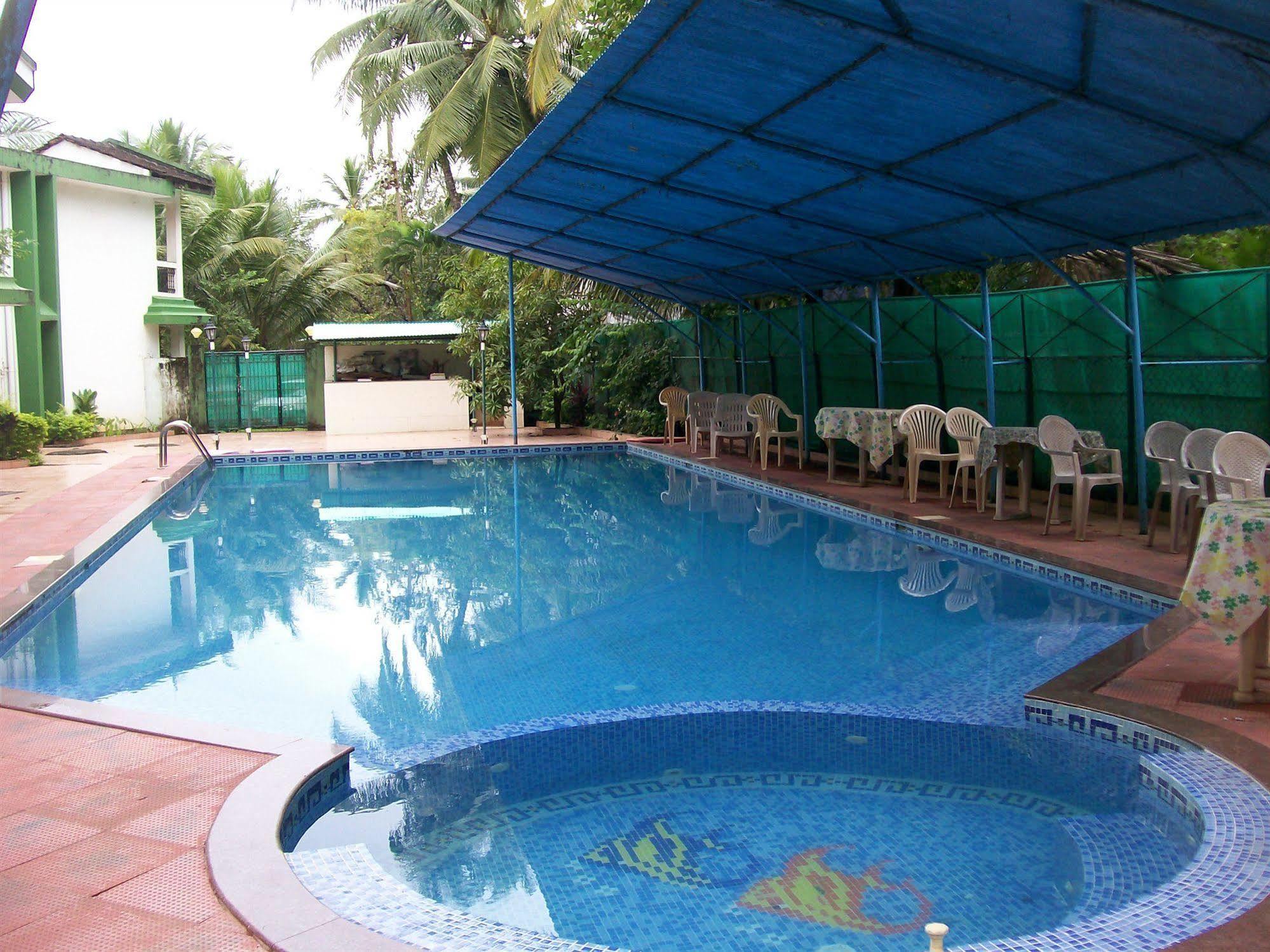 Hotel Amigo Plaza à Colva Extérieur photo