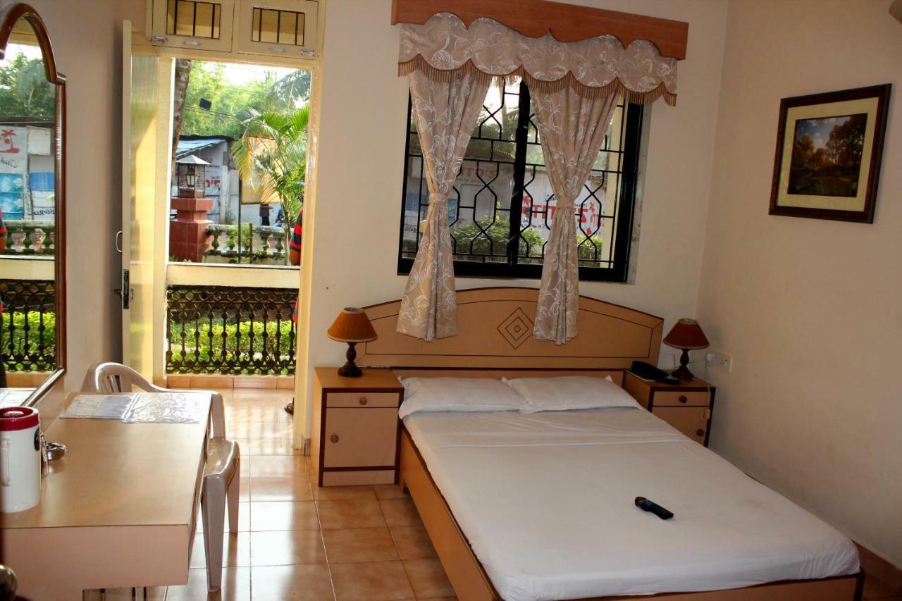 Hotel Amigo Plaza à Colva Extérieur photo