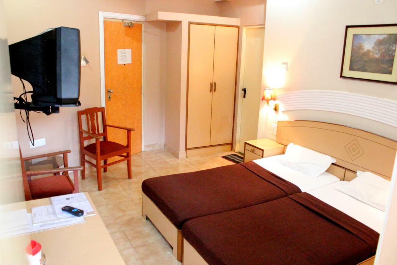 Hotel Amigo Plaza à Colva Extérieur photo