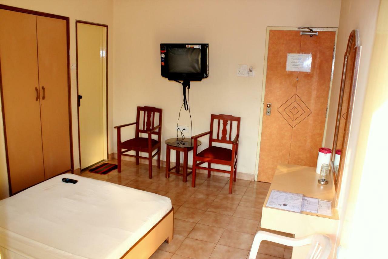 Hotel Amigo Plaza à Colva Extérieur photo