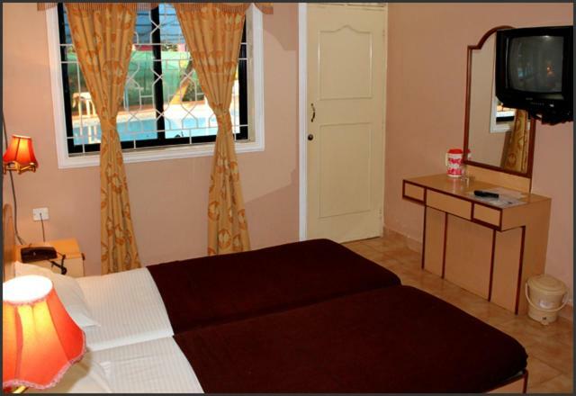 Hotel Amigo Plaza à Colva Extérieur photo
