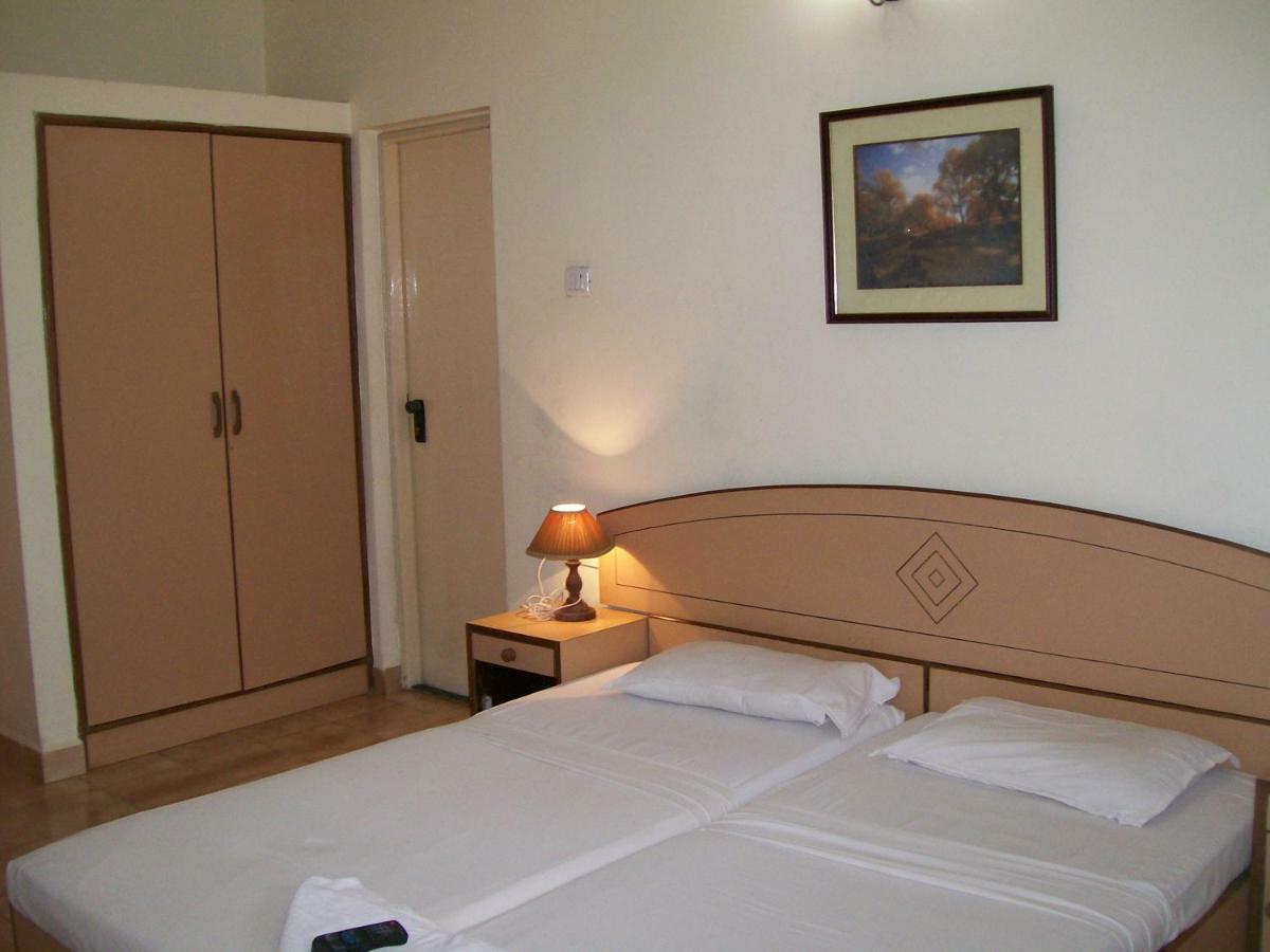 Hotel Amigo Plaza à Colva Extérieur photo