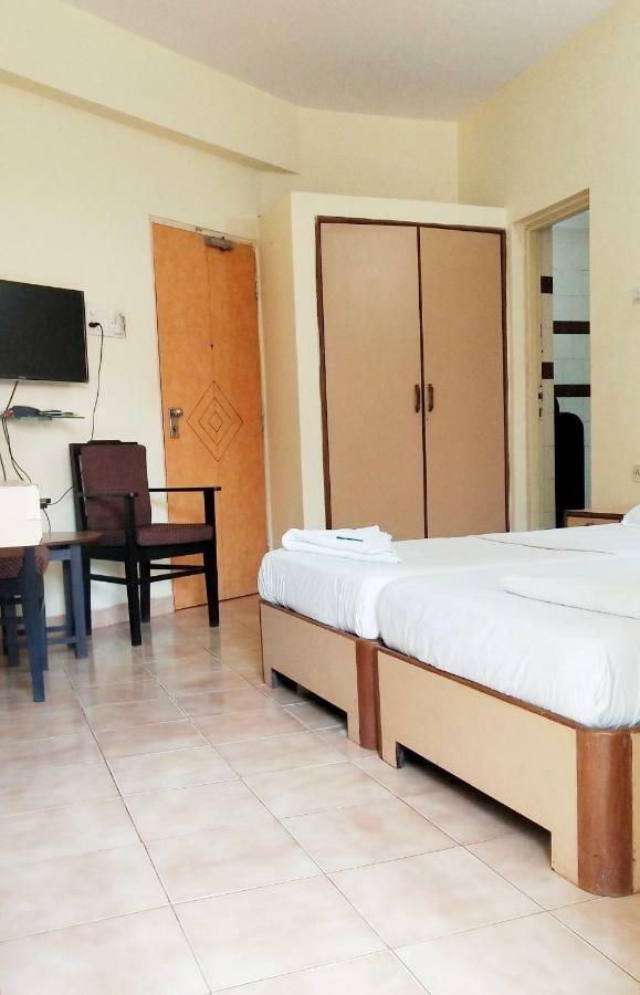Hotel Amigo Plaza à Colva Extérieur photo