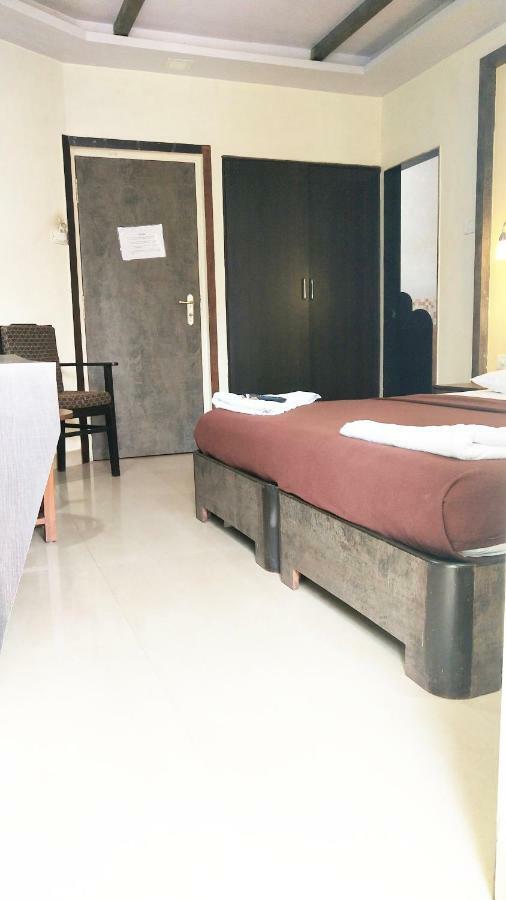 Hotel Amigo Plaza à Colva Extérieur photo