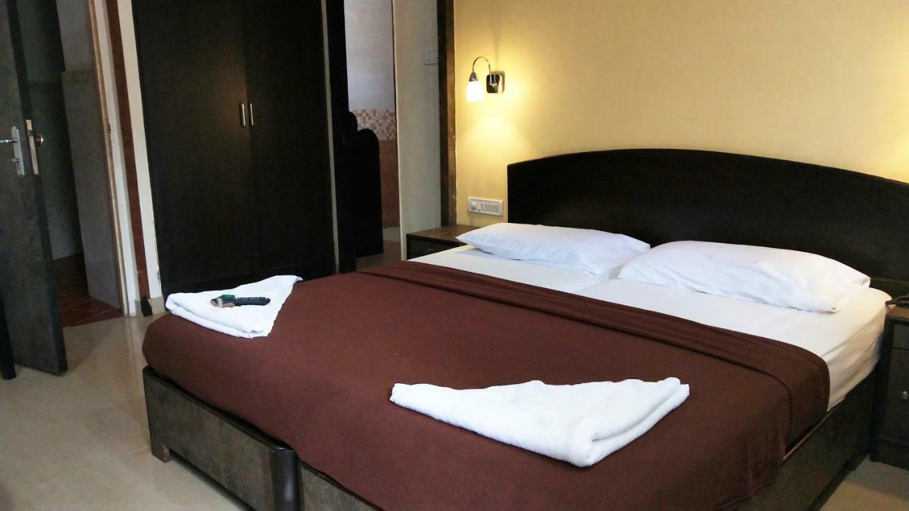 Hotel Amigo Plaza à Colva Extérieur photo