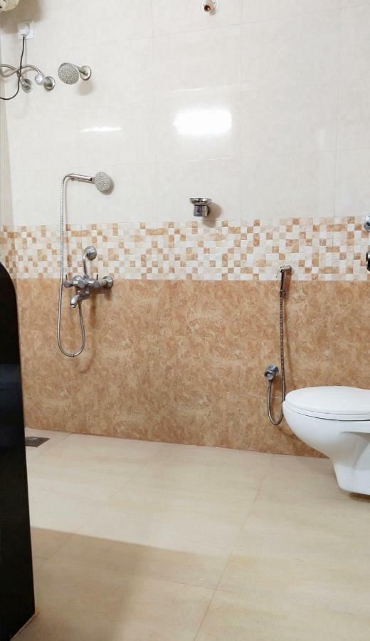 Hotel Amigo Plaza à Colva Extérieur photo