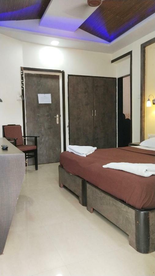 Hotel Amigo Plaza à Colva Extérieur photo