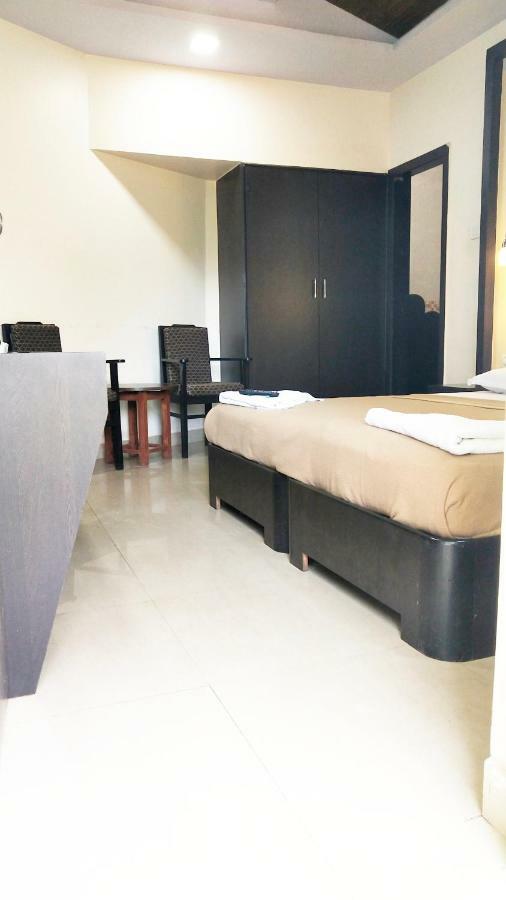 Hotel Amigo Plaza à Colva Extérieur photo
