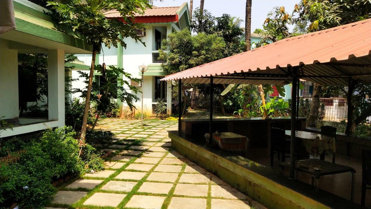 Hotel Amigo Plaza à Colva Extérieur photo