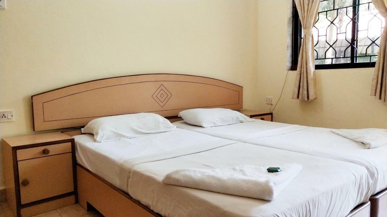 Hotel Amigo Plaza à Colva Extérieur photo