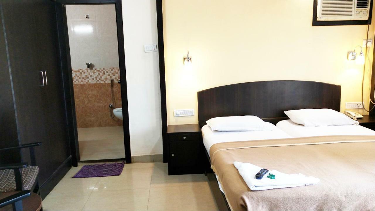 Hotel Amigo Plaza à Colva Extérieur photo