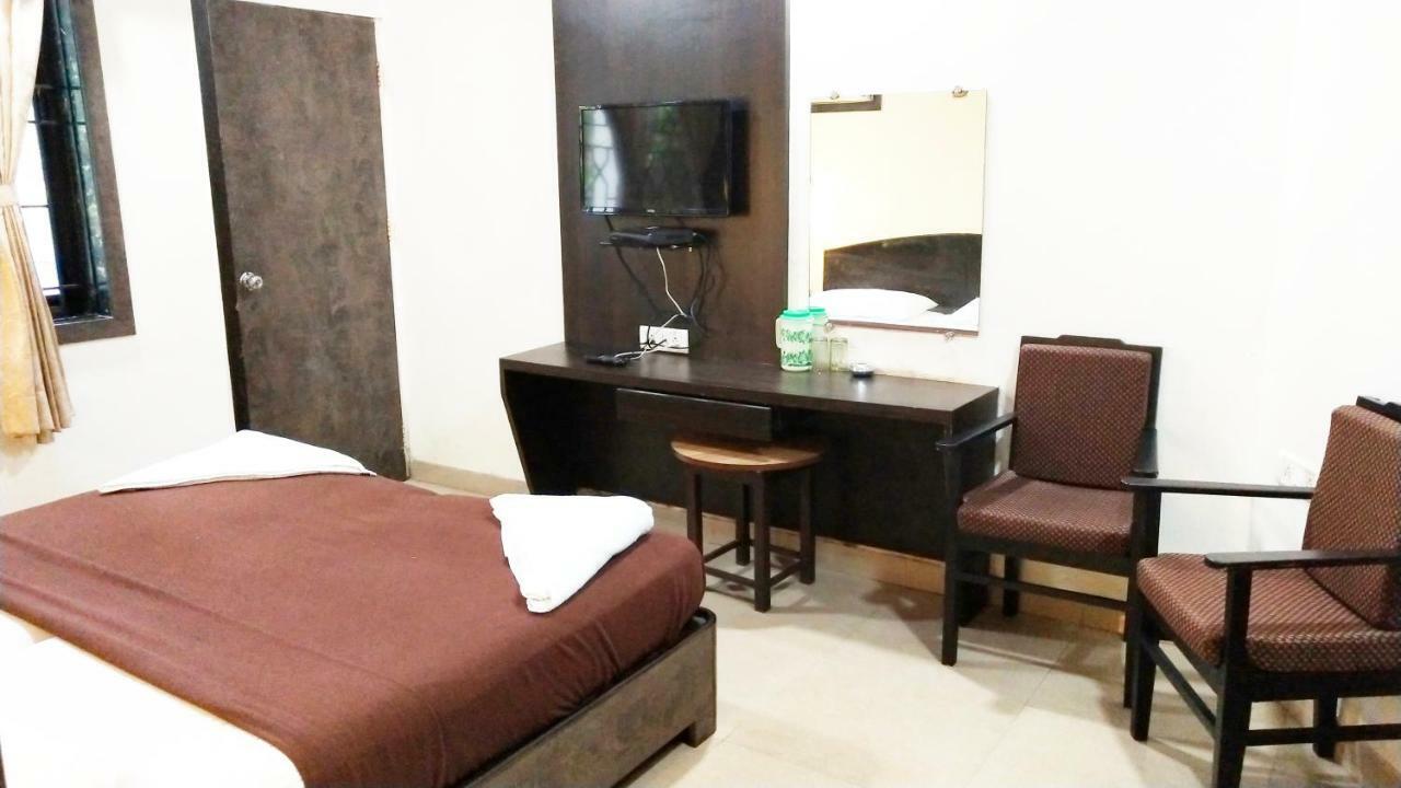 Hotel Amigo Plaza à Colva Extérieur photo