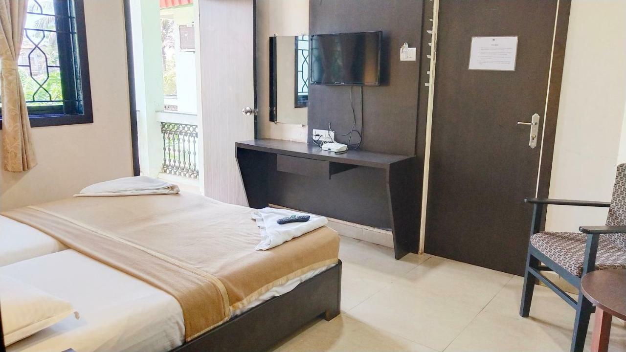 Hotel Amigo Plaza à Colva Extérieur photo
